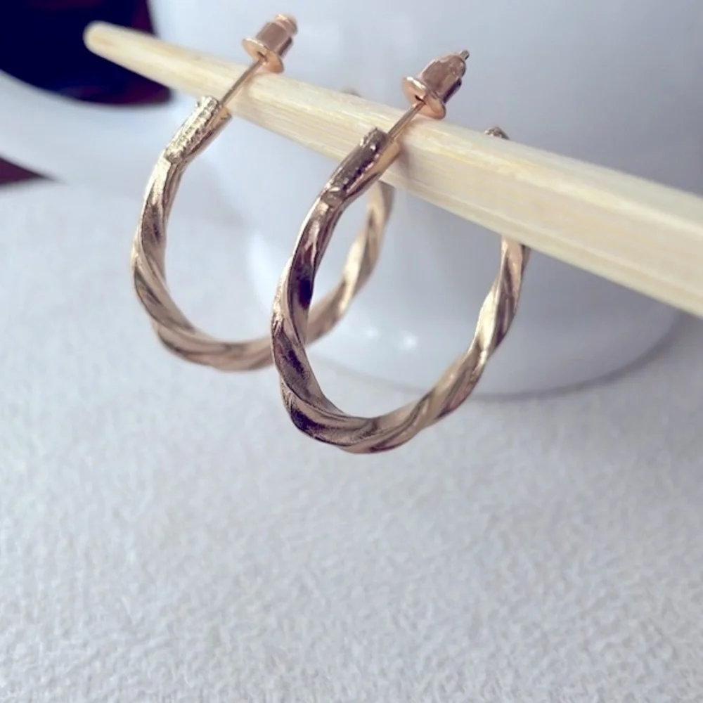 Medium twisted gold hoop